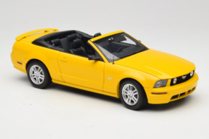 Ford Mustang GT S197 Cabriolet Screaming Yellow AUTOart 1:18 73062 Metal - imaginea 6 din 8