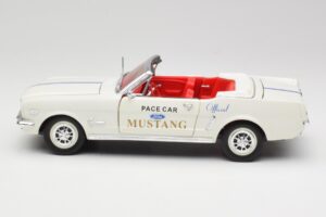 Ford Mustang Pace Car Wimbledon White Solido 1:18 81578 Metal - imaginea 4 din 8