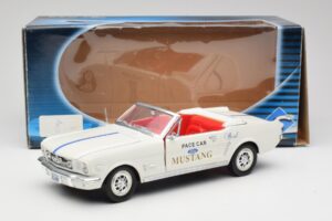 Ford Mustang Pace Car Wimbledon White Solido 1:18 81578 Metal - imaginea 8 din 8