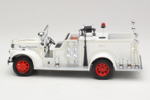 GMC Mașină de Pompieri Alb Road Signature 1:18 20068 Metal - imaginea 4 din 9