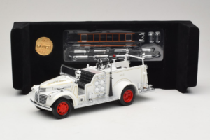 GMC Mașină de Pompieri Alb Road Signature 1:18 20068 Metal - imaginea 8 din 9