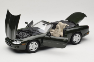 Jaguar XK8 Green Metallic Gri Deschis Interior Maisto 1:18 31836 Metal - imaginea 2 din 8