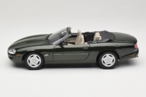 Jaguar XK8 Green Metallic Gri Deschis Interior Maisto 1:18 31836 Metal - imaginea 4 din 8
