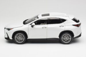 Lexus NX450h+ AZ20 Alb Kyosho 1:18 08968Q Rășină - imaginea 4 din 8