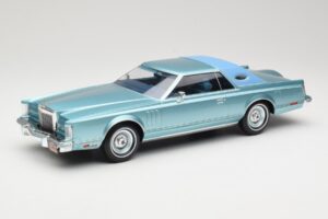 Lincoln Continental Mark V Blue Metallic MCG 1:18 MCG18369 Metal