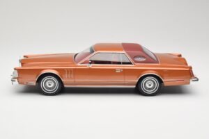 Lincoln Continental Mark V Crystal Apricot Metallic MCG 1:18 MCG18370 Metal - imaginea 3 din 6