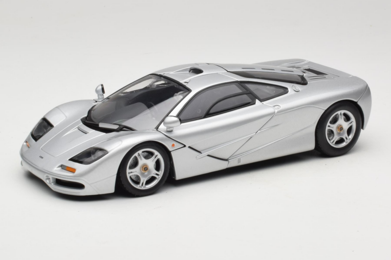 McLaren F1 Argintiu UT Models 1:18 530133180 Metal