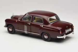 Mercedes 180 Ponton Roșu Închis Revell 1:18 08876 Metal - imaginea 5 din 6
