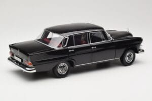 Mercedes 200 W110 Negru Norev 1:18 183574 Metal - imaginea 3 din 8
