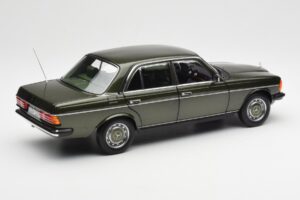 Mercedes 200 W123 Cypress Verde Metalizat Ediție Dealer Norev 1:18 B66040654 Metal - imaginea 3 din 8