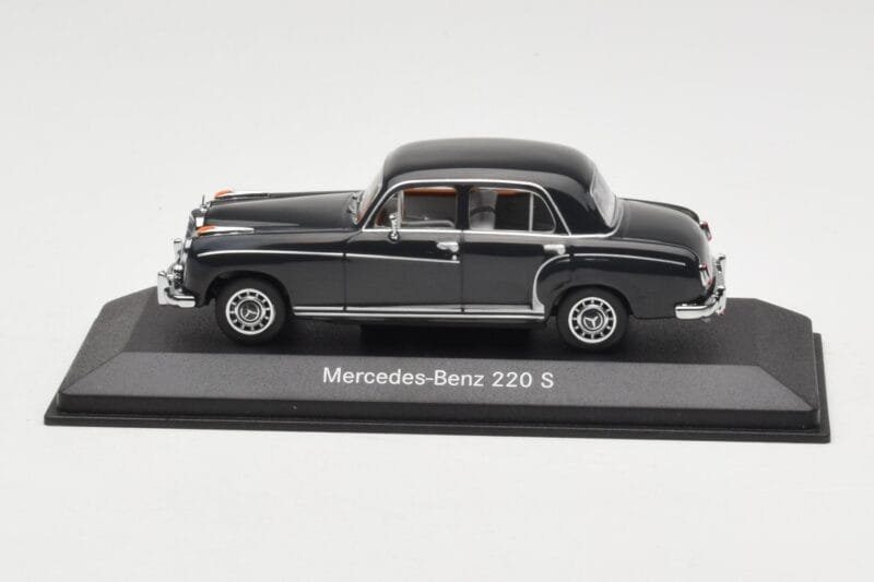 Mercedes 220S W180 Gri Deschis Minichamps 1:43 Mercedes 220S W180 Gri Deschis Minichamps 1:43 B66040534 Metal