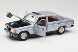 Mercedes 230E W123 Argintiu & Albastru Deschis Revell 1:18 08407 Metal - imaginea 2 din 8