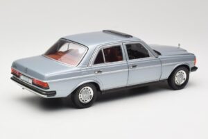 Mercedes 230E W123 Argintiu & Albastru Deschis Revell 1:18 08407 Metal - imaginea 3 din 8