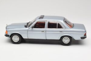 Mercedes 230E W123 Argintiu & Albastru Deschis Revell 1:18 08407 Metal - imaginea 4 din 8