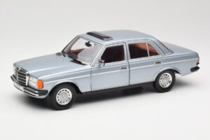 Mercedes 230E W123 Argintiu & Albastru Deschis Revell 1:18 08407 Metal