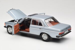 Mercedes 230E W123 Argintiu & Albastru Deschis Revell 1:18 08407 Metal - imaginea 5 din 8