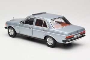 Mercedes 230E W123 Argintiu & Albastru Deschis Revell 1:18 08407 Metal - imaginea 7 din 8
