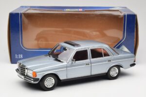 Mercedes 230E W123 Argintiu & Albastru Deschis Revell 1:18 08407 Metal - imaginea 8 din 8
