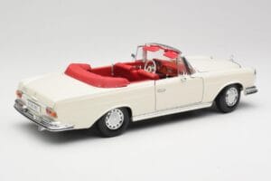 Mercedes 280SE W108 Ivory Alb Maisto 1:18 50223 Metal - imaginea 3 din 8