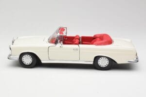 Mercedes 280SE W108 Ivory Alb Maisto 1:18 50223 Metal - imaginea 4 din 8