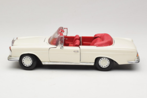 Mercedes 280 SE W108 Alb Maisto 1:18 52111 Metal - imaginea 4 din 8