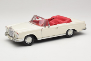 Mercedes 280 SE W108 Alb Maisto 1:18 52111 Metal