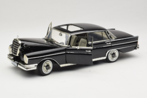 Mercedes 300 SE W112 Black Metallic Revell 1:18 08910 Metal - imaginea 2 din 8