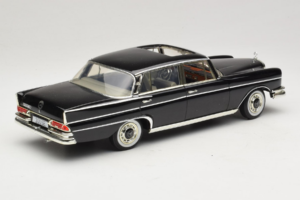 Mercedes 300 SE W112 Black Metallic Revell 1:18 08910 Metal - imaginea 3 din 8