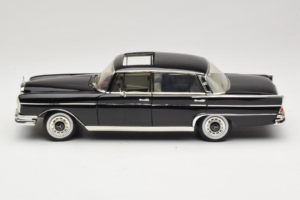 Mercedes 300 SE W112 Black Metallic Revell 1:18 08910 Metal - imaginea 4 din 8