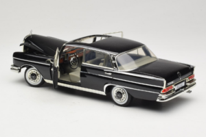 Mercedes 300 SE W112 Black Metallic Revell 1:18 08910 Metal - imaginea 5 din 8