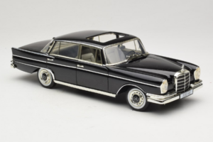 Mercedes 300 SE W112 Black Metallic Revell 1:18 08910 Metal - imaginea 6 din 8