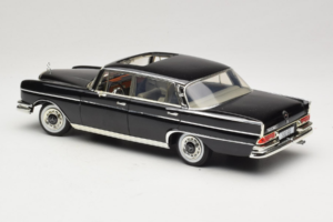 Mercedes 300 SE W112 Black Metallic Revell 1:18 08910 Metal - imaginea 7 din 8