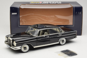 Mercedes 300 SE W112 Black Metallic Revell 1:18 08910 Metal - imaginea 8 din 8