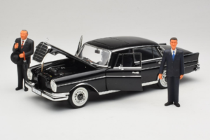 Mercedes 300 SE Negru cu Figurine Revell 1:18 09050 Metal - imaginea 2 din 9