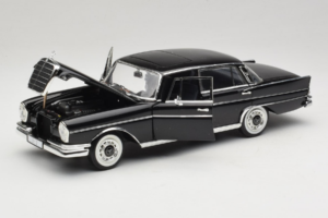 Mercedes 300 SE Negru cu Figurine Revell 1:18 09050 Metal - imaginea 3 din 9