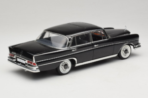 Mercedes 300 SE Negru cu Figurine Revell 1:18 09050 Metal - imaginea 4 din 9