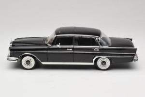Mercedes 300 SE Negru cu Figurine Revell 1:18 09050 Metal - imaginea 5 din 9