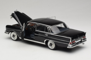 Mercedes 300 SE Negru cu Figurine Revell 1:18 09050 Metal - imaginea 6 din 9