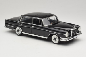 Mercedes 300 SE Negru cu Figurine Revell 1:18 09050 Metal - imaginea 7 din 9