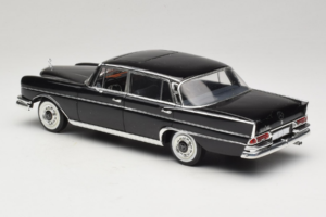 Mercedes 300 SE Negru cu Figurine Revell 1:18 09050 Metal - imaginea 8 din 9
