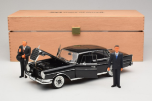 Mercedes 300 SE Negru cu Figurine Revell 1:18 09050 Metal - imaginea 9 din 9