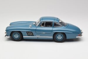 Mercedes 300 SL W198 Albastru Deschis Minichamps 1:18 180039007 Metal - imaginea 4 din 8