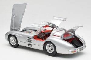 Mercedes 300 SLR Uhlenhaut Coupe Argintiu Maisto 1:18 536898 Metal - imaginea 5 din 8