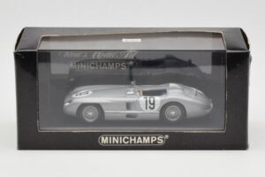 Mercedes 300 SLR #19 J.M. Fangio / S. Moss 24 Hours of Le Mans 1955 Minichamps 1:43 B66040253 Metal - imaginea 4 din 4