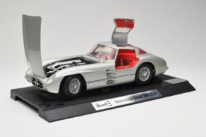 Mercedes 300 SLR Argintiu Revell 1:12 08851 Metal - imaginea 2 din 8