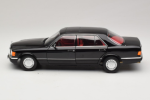 Mercedes 560 SEL W126 Negru Cu Interior Roșu Norev 1:18 183788 Metal - imaginea 3 din 8