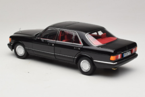 Mercedes 560 SEL W126 Negru Cu Interior Roșu Norev 1:18 183788 Metal - imaginea 4 din 8