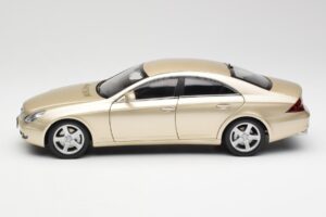 Mercedes CLS C219 Bej Deschis Auriu Kyosho 1:18 08401LBE Metal - imaginea 4 din 8