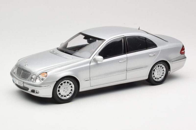Mercedes E-Class W211 Argintiu Kyosho 1:18 B66962146 Metal