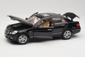 Mercedes E-Class W211 Negru Maisto 1:18 31172 Metal - imaginea 2 din 8